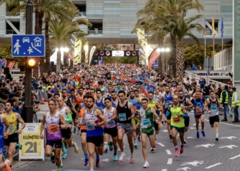 Casi 5.000 atletas se miden en una Benidorm Half histórica