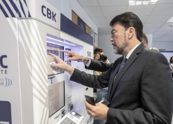 Alicante instala 16 ciberkioscos en barrios que acercan la administración al ciudadano