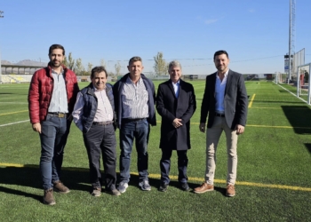 Orihuela renueva el césped artificial del campo de fútbol de La Murada