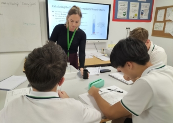 Colegios de la Vega Baja mejoran sus resultados con la IA y algoritmos de Netflix y Amazon