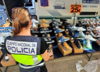 La Policía detiene a ocho personas y decomisa más de 1.700 productos falsificados