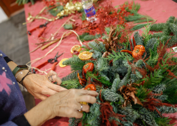 Un año más, la Navidad se felicita en cien idiomas en l’Alfàs del Pi