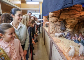 Benidorm suma un nuevo atractivo a la Plaza de la Navidad con la inauguración del Belén Municipal