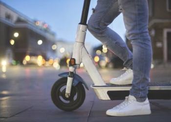 La Policía Local ofrece una charla sobre el uso de los patinetes eléctricos