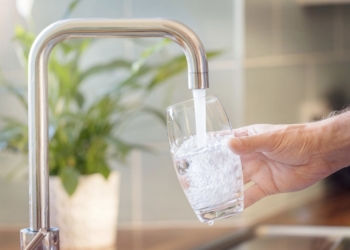 El consumo de agua en Benidorm crece durante el puente un 1,36% frente a 2022