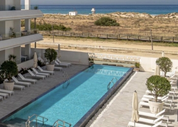 Turisme dará voz a ayuntamientos y propietarios en el debate de los pisos turísticos