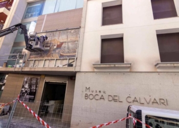 Benidorm coloca el mural restaurado de Gastón Castelló
