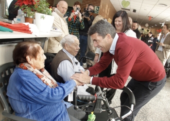Mazón visita la residencia de personas mayores La Molineta de Petrer