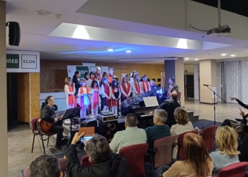 Más de 200 personas asisten al IV Concierto de Navidad del Coro y Orquesta de la UNED de Elche