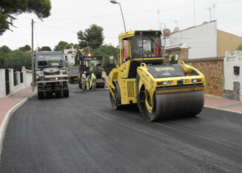 El Ayuntamiento de Torrevieja reasfalta calles del centro antes de Navidad
