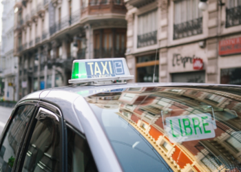 Tender la mano al taxi