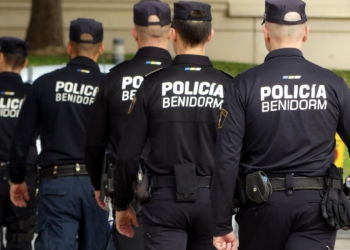 Un policía local fuera de servicio salva a un niño que se estaba atragantando durante la Cabalgata de Reyes