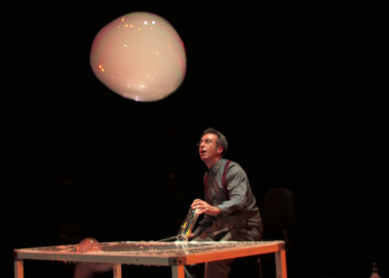 «Intento hacer poesía jabonosa»