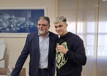 El alcalde recibe al villenense Almacor, participante en la edición del Benidorm Fest