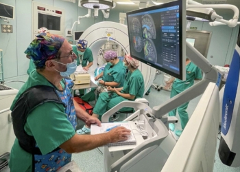 La Fe realiza con éxito el primer implante de un nuevo dispositivo para mejorar el párkinson