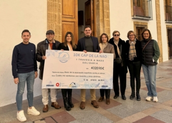 La Travesía a nado del Cap de la Nau entrega 4025,95 euros a la Junta Local del Cáncer