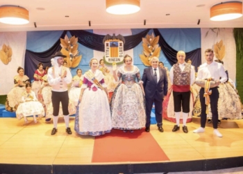 Olaya García y Ariadna Orgiles, máximas representantes de la Falla del Rincón de Loix