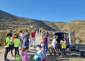 Un centenar de personas participan en el dia de l’Arbre a Xàbia