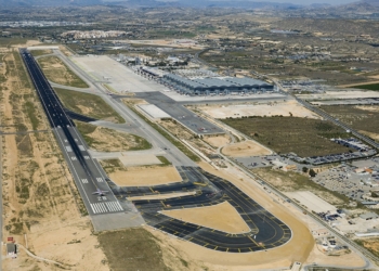 El Pleno exige la segunda pista del aeropuerto
