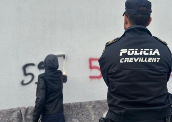 Los dos menores responsables de las pintadas en el Teatro Chapí limpian sus propios grafitis