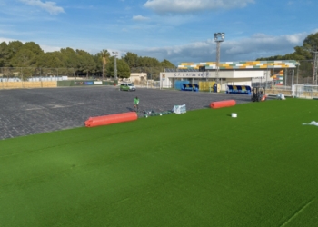 En marcha la renovación del campo de césped artificial del polideportivo de l’Alfàs