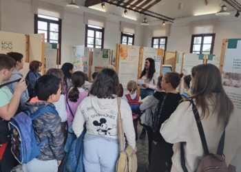 Continúan las visitas guiadas a la exposición ‘A Vivir que son 100 años’ en Escoles Velles