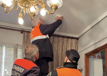 Bomberos instalará 453 detectores de humo para prevenir incendios en hogares de personas mayores vulnerables