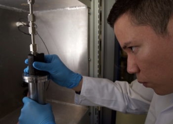 Investigadores de la UA trabajan en el desarrollo de un material para almacenar hidrógeno