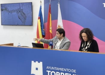 Eduardo Dolón presenta el proyecto de reurbanización del puerto y la propuesta de actuaciones provisionales