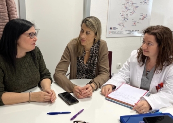 Lourdes Aznar y la edil de Sanidad mantienen una primera reunión con la nueva comisionada del Hospital del Vinalopó