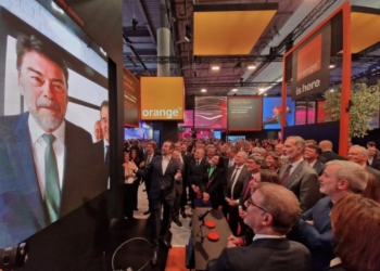 Barcala saluda al Rey en una experiencia de VR entre Alicante y el Mobile World Congress