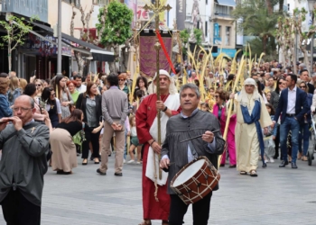 Centenares de vecinos y turistas celebran en Benidorm la tradicional ‘Bendición de la palma’
