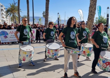 La lucha contra el cáncer de mama recorre la bahía de Altea