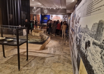 El Museo Arqueológico retoma las visitas guiadas a la muestra que recorre la historia del Castillo de Elda