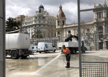 El Ayuntamiento refuerza la limpieza de las calles en Fallas