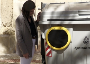 Elche ya cuenta con contenedores adaptados a personas con discapacidad