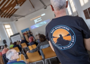 Idoia Chicoy y Beatriz Agüera reclaman desde l’Alfàs mayor protección para los océanos