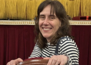 Ana Zamora, premio nacional de Teatro 2023, deja su nombre en una de las butacas del Teatro Chapí de Villena