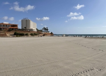 La Concejalía de Costas habilita servicios esenciales en las playas de Orihuela para Semana Santa