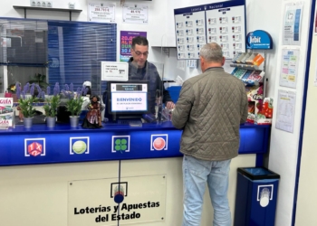 «Para muchos clientes somos como la peluquería, un lugar donde hablar»