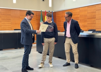 El Ayuntamiento formaliza el nombramiento de Hugo Climent como nuevo niño Sant Vicent en las fiestas patronales de 2024