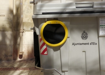 Elche ya tiene contenedores de basura adaptados para discapacitados