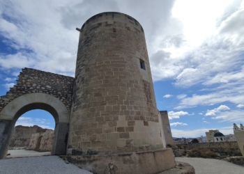 Los trabajos de restauración de la barbacana del Castillo de Elda llegan ya a su ecuador