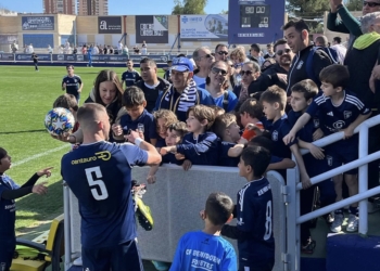 La camiseta del CF Benidorm, un superventas que compite con los grandes
