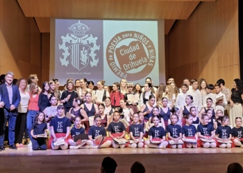 El alcalde de Orihuela entrega el ‘XVI Premio Internacional de Poesía para niños y niñas Ciudad de Orihuela’ al ganador Javier González