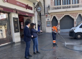 La concesionaria del servicio de limpieza intensifica el repaso a la ciudad tras las Fiestas de Moros y Cristianos