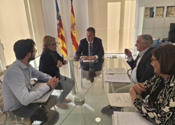 La alcaldesa firma la cesión de las parcelas al Consell para la construcción de vivienda pública asequible