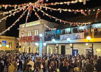 Medio siglo bailando en torno al farol