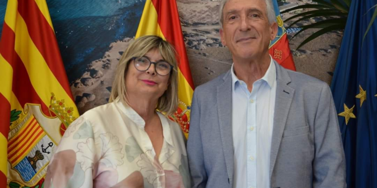 Antoni Mas junto con la alcaldesa, Loreto Serrano, tras anunciarse su función de pregonero.
