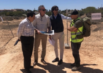 Orihuela supervisa los trabajos de recuperación ambiental del sector de la microrreserva en Cala Mosca